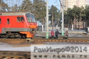 На ст.Фабричная людям напомнили как переходить железную дорогу