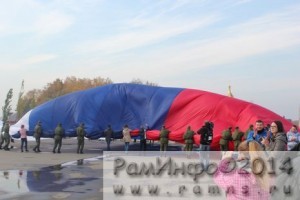 Самый большой флаг России