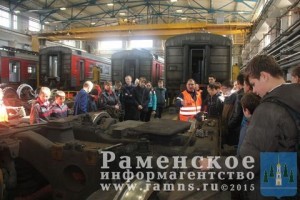 Разборка тележки вагона ТР-2. В парке обслуживается около 50 электропоездов.