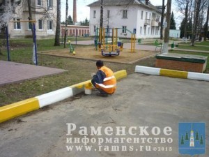 В пос.Электроизолятор начаты работы по покраске бордюров