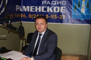 На вопросы жителей ответил руководитель районной администрации Андрей Кулаков