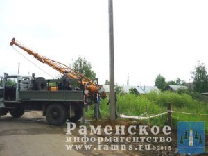 На территории с.п. Новохаритоновское проводятся работы по замене изношенных проводов уличного освещения