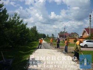 В с.п. Новохаритоновское продолжается активная работа по ремонту внутриквартальных дорог.