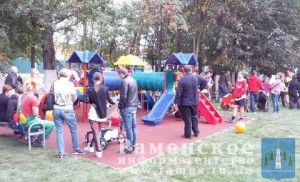 Компания «Дикси» провела в с. Константиново социальную акцию по строительству детской площадки