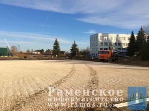 Полным ходом ведутся работы по замене хоккейной коробки в пос.Электроизолятор
