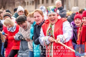 Массовыми народными гуляньями проводили зиму в с.п.Гжельское