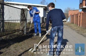 Активисты Совета молодежи «Гжельские» пришли на помощь храму Успенья Богородицы
