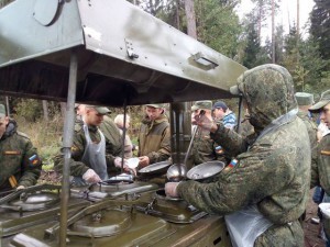 Полевая кухня работает в Малаховском лесничестве
