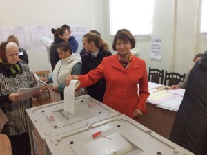 Голосует глава с.п.Новохаритоновское Нина Ширенина