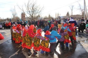 В с.п. Новохаритоновское 26 февраля на центральной площади пос.Электроизолятор праздновали Масленицу