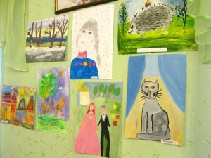 Выставку детских рисунков открыли в Раменском центре соцобслуживания в День защиты детей
