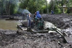 В Раменском чистят речку Чернавка на улице Свободы