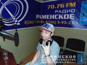 В передаче Музыкальный час лидер группы «8 Кабинет» Александр Киселёв