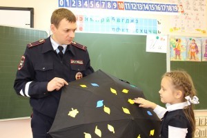 Сотрудники Госавтоинспекции научили первоклашек раменской СОШ № 9, как «ЗАСВЕТИТЬ» себя на проезжей части