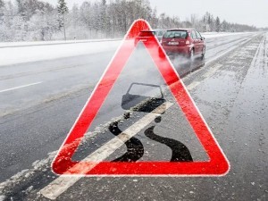 ГИБДД призывает быть осторожнее на дорогах в условиях образования гололедицы