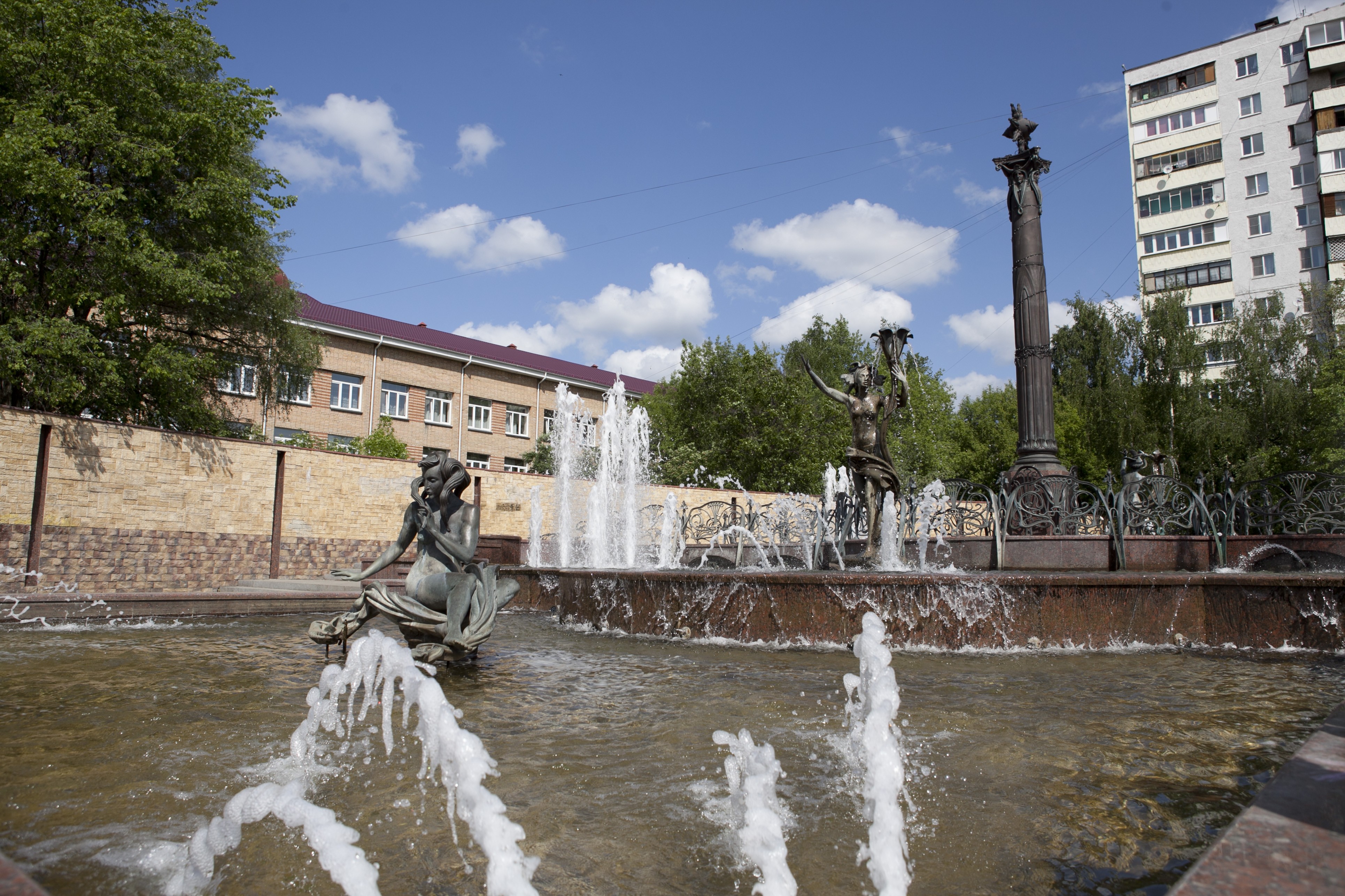 Погода в раменском сегодня по часам. Фонтан в Лосино Петровском. Конаково фонтан. Кинотеатр художественный фонтан.