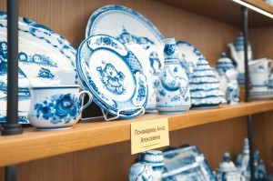 Выставка художников и ремесленников гжельского региона открылась в фирменном магазине «Гжельского фарфорового завода» в Москве