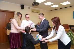 Глава Раменского района Андрей Кулаков поздравил семьи первых десяти новорожденных 2018 года