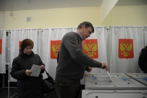 Глава с.п. Чуковское Сергей Крупенин проголосовал на избирательном участке 2633 п. Им Тельмана