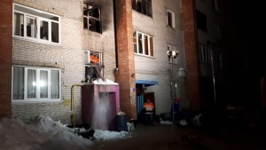 В доме №5 на ул.Кирова коммунальные службы приступили к расчистке коридоров и лестничных пролетов от последствий пожара