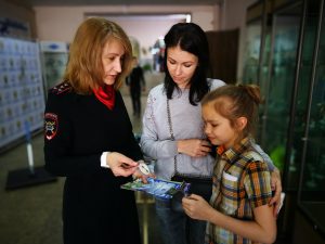 Сотрудники Подмосковной Госавтоинспекции познакомили участников творческого конкурса с миром «ЮИД»
