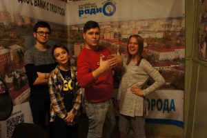 «На крутой волне» инструкторы по верховой езде Анна и Ангелина, актер Василий Строилов