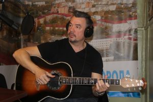 Композитор, гитарист, автор-исполнитель Алексей Давлетшин рассказал в студии Раменского радио о своем творческом пути
