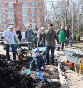 Губернатор Московской области Андрей Воробьев в Архангельском принял участие в субботнике «Чистое Подмосковье. Сделаем вместе!»