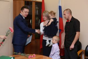 Глава Раменского района Андрей Кулаков вручил свидетельства о выделении социальной выплаты на приобретение жилья семи молодым семьям Раменского района