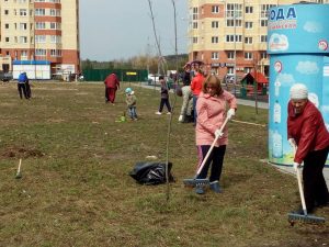 Порядка 30 человек принимают участие в субботнике в 10 микрорайоне
