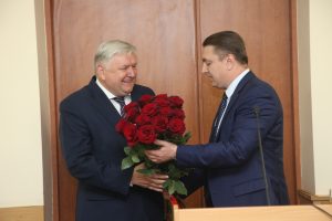 Глава района Андрей Кулаков вручил знак отличия «За высокий профессионализм» заместителю главы Администрации Раменского  района Владимиру Долгушину