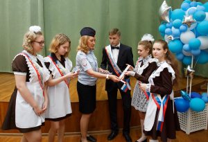 Акции по популяризации световозвращающих элементов провели инспекторы ГИБДД в дни Последних звонков в школах