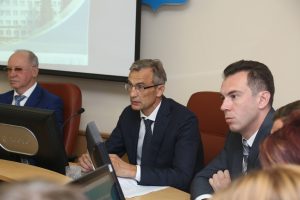 Проведение итоговой аттестации и выпускных вечеров обсудили на оперативном совещании в администрации района