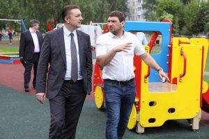 Глава Раменского района проверил ход работ по благоустройству во дворе в поселке Дружба
