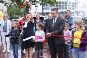 Андрей Кулаков принял участие в открытии детской площадки в поселке Электроизолятор