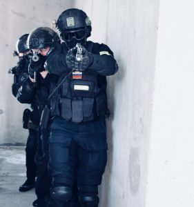 Сотрудник СОБР «Булат» задержали в Раменском районе подозреваемых в разбое