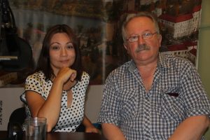Гости студии — сотрудники службы спасения Александр Горбачев и Елена Лад