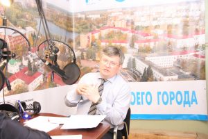 Вопросы капитального ремонта, вывоза мусора, начала отопительного сезона обсудили в прямом эфире с начальником Управления ЖКХ Александром Трушковым