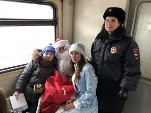Дед Мороз принес атмосферу праздника в электропоезда