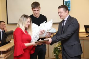 Родителей десяти первых новорожденных раменчан 2019 года поздравили в районной администрации