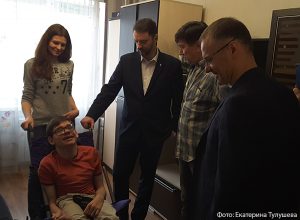 Партийцы «Единой России» Александр Коган и Виктор Неволин вручили подростку с ДЦП новую коляску