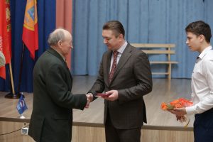 Андрей Кулаков вручил ветеранам памятные знаки «В честь 75-летия полного освобождения Ленинграда от фашистской блокады»