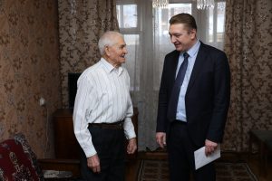 Андрей Кулаков поздравил с 90-летием жителя г.Раменское