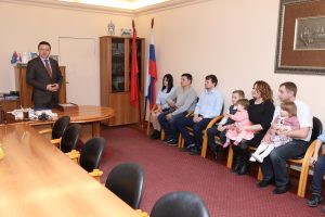 Глава района вручил молодым семьям свидетельства о праве на получение соцвыплат на приобретение жилья