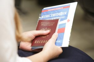 Шестнадцать юношей и девушек получили первые паспорта в торжественной обстановке в ДК им.Воровского