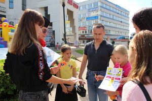 Сотрудники ГИБДД регулярно напоминают взрослым о необходимости соблюдать правила перевозки детей в автомобилях