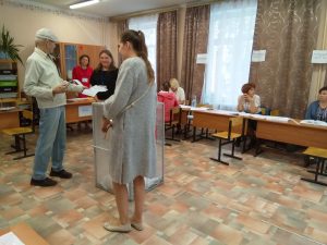Голосование на избирательных участках в здании школы №21 проходит спокойно