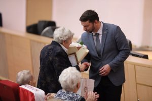 Виктор Неволин поздравил представителей старшего поколения с праздником
