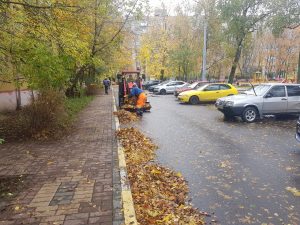 В г.Раменское активно идет уборка опавшей листвы