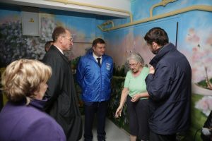 Депутат Мособлдумы Игорь Коханый осмотрел отремонтированный подъезды на ул.Михалевича